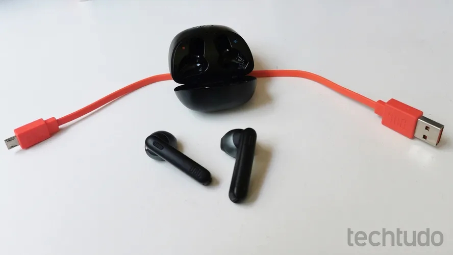 Review JBL Tune 220TWS: reprodução é boa, mas bateria deixa a desejar